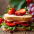 Pindakaas en jam sandwich met fruit