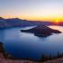 Prachtig uitzicht op Crater Lake bij zonsondergang