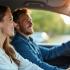 Rijinstructeur met leerling in de auto