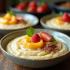 Rijstpap met fruit in een gezellige keuken
