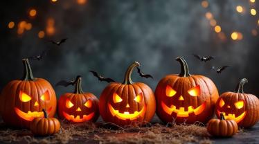 Pompoenen en mist op een Halloween-nacht.