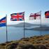 Uitzicht op de Falklandeilanden met vlaggen die wapperen.