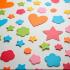 Veelkleurige stickers op een tafel