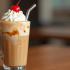 Verfrissende ijskoffie frappe met slagroom en kers