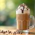 Verfrissende koffie milkshake met slagroom en chocoladesiroop