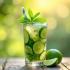 Verfrissende mojito met munt en limoen op een zomerse dag