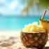Verfrissende piña colada geserveerd in een kokosnootschaal op een tropisch strand.