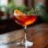 Verleidelijk glas vermouth op een houten tafel