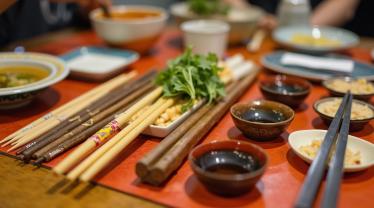 Verschillende eetstokjes op een kleurrijke tafel