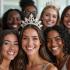 Verschillende vrouwen vieren Internationale Tiara Dag met tiara's