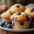 Verse bosbessen muffins op een houten tafel