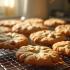 Versgebakken koekjes op een koeler in een gezellige keuken