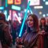 Viering van Star Wars Dag met fans in kostuums.