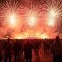 Vlaams festival met vuurwerk en traditionele kostuums