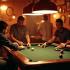 Vrienden die biljart en pool spelen in een bar
