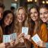 Vrienden vieren de Internationale Loterij Dag met loterij tickets.