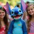 Vrienden vieren Stitch Dag met kleurrijke kostuums