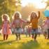 Vrolijke kinderen die spelen in een park