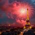 Vuurwerk boven de Eiffeltoren op Bastille Dag