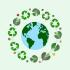 Wereldbol met recyclingsymbolen en natuurelementen.